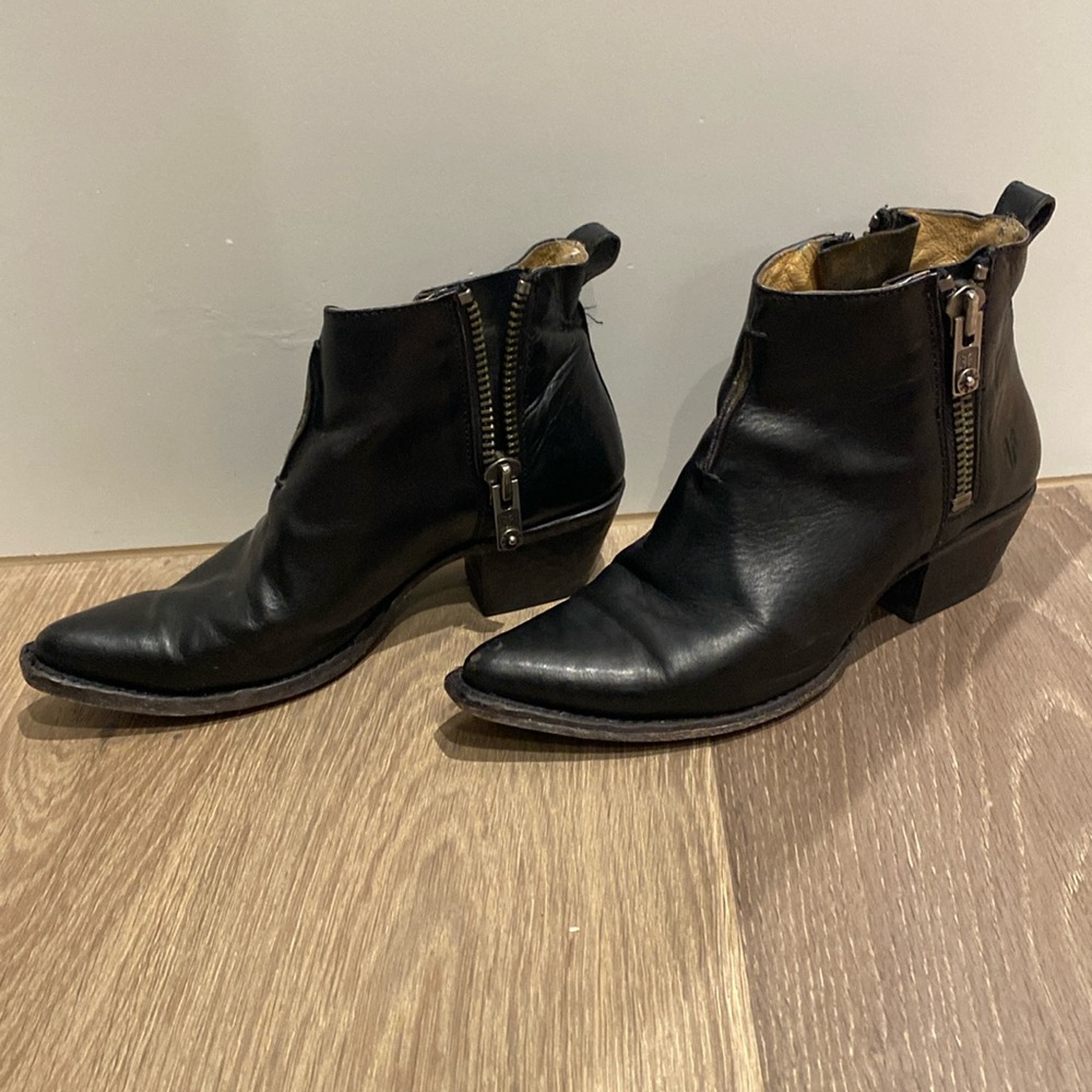 Frye Sacha Moto Black Leather Booties w/ side zip Sz 7.5 EUC